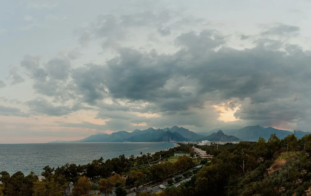 Antalya Konyaaltı sahili, deniz ve dağlar